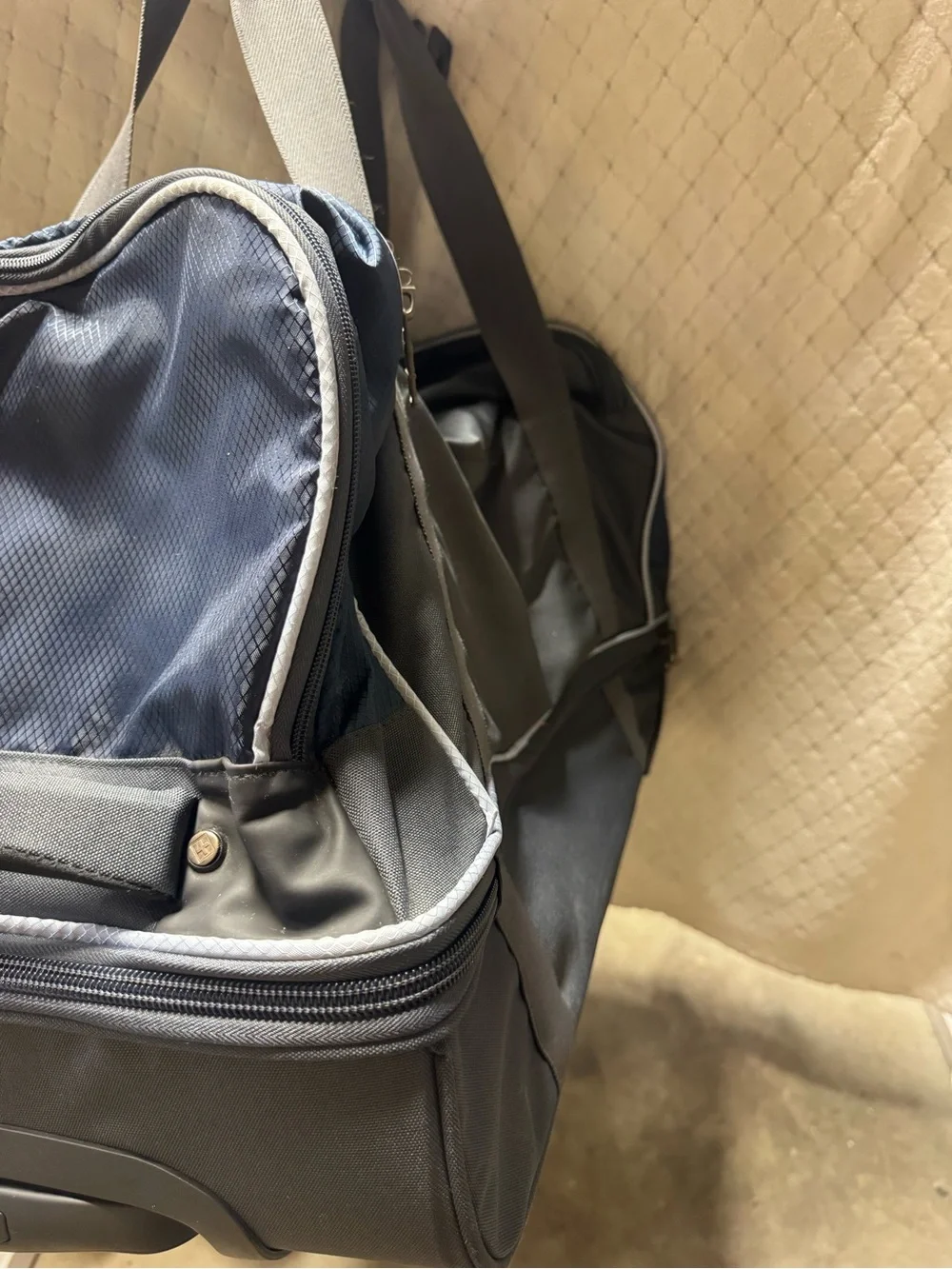Swiss Tech spacious duffel